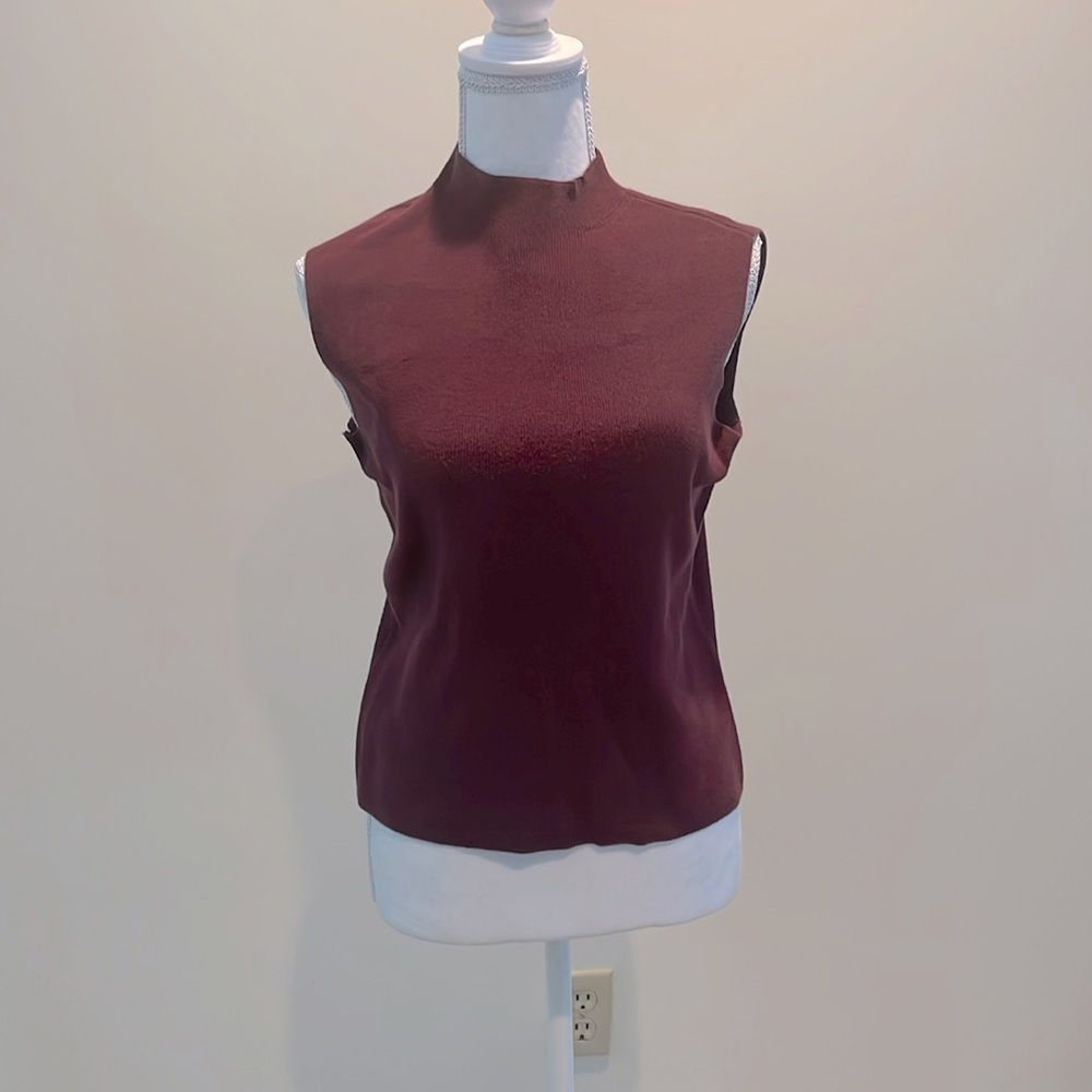 Designer’s Originals Burgundy Sleeveless Mock Neck Knit Top. Small